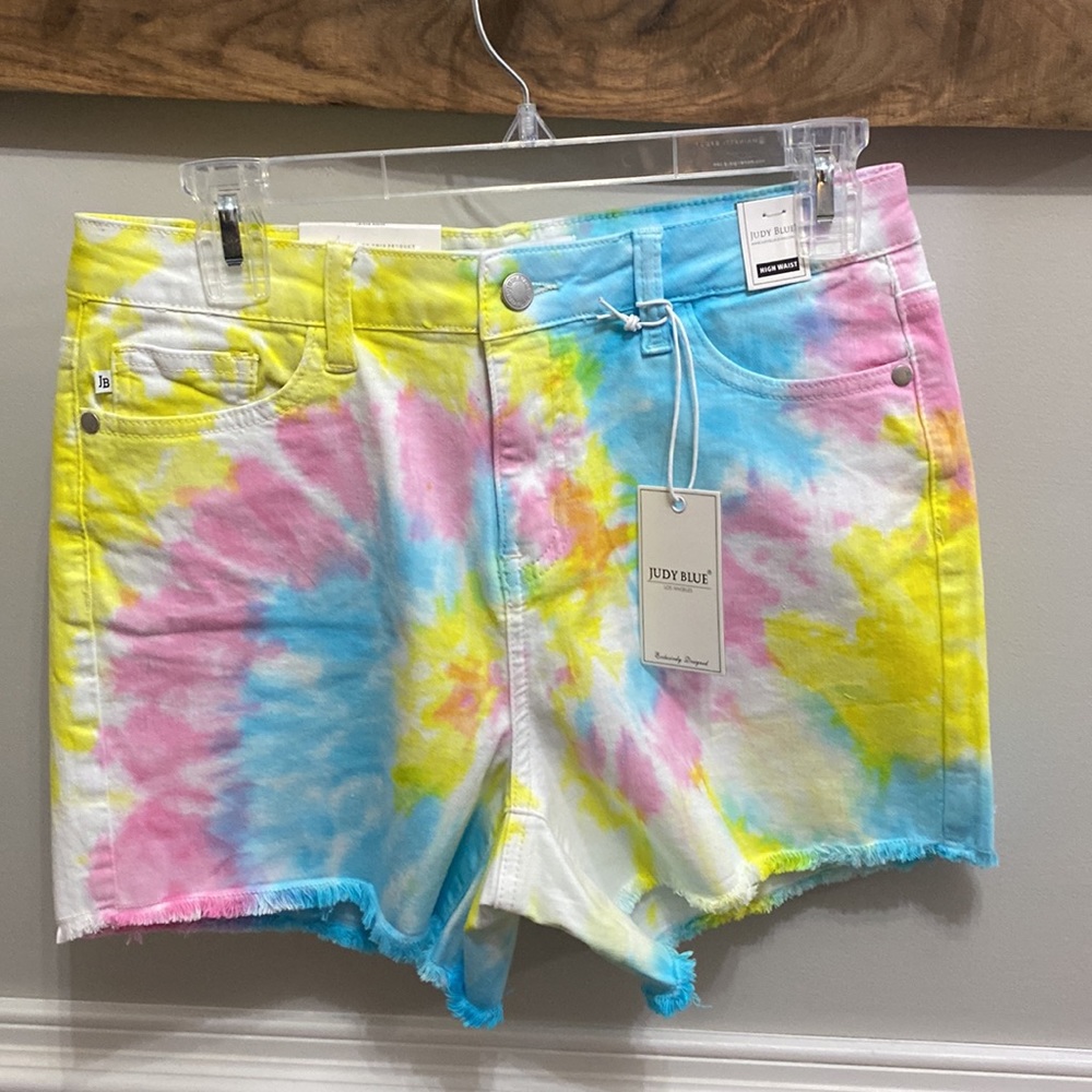 Tye Dye Judy Blue Shorts size Medium 6-8 NWT Great for Summer!